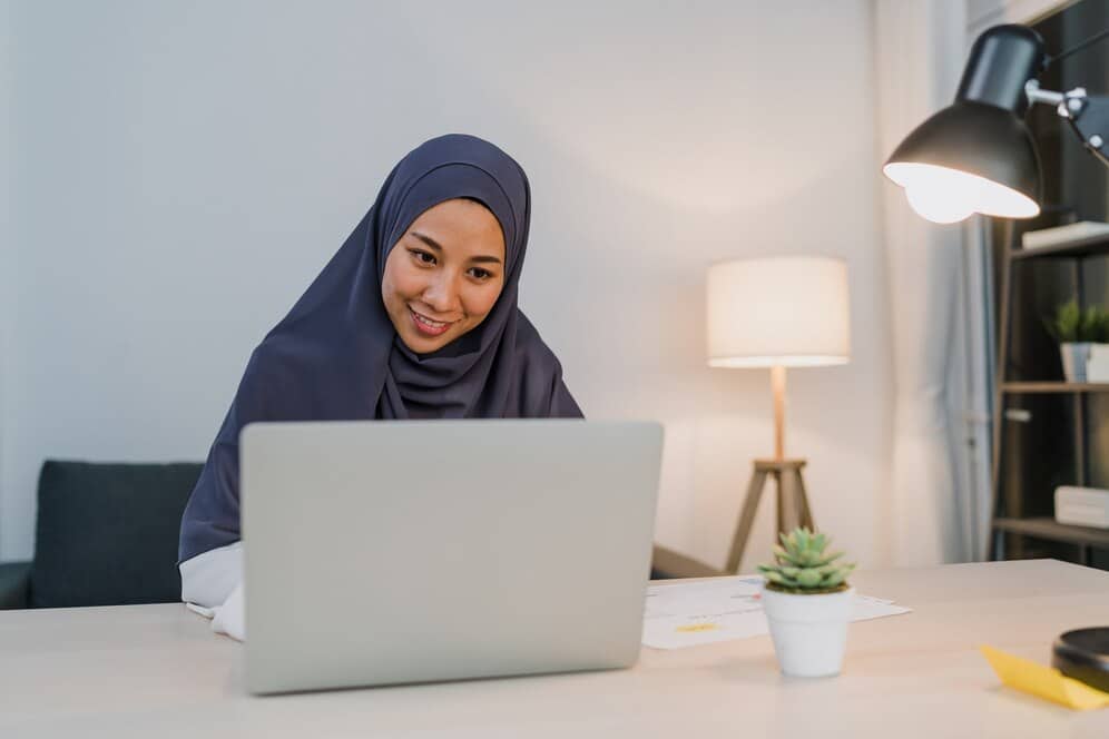 Islamic Platform - Woman using her laptop